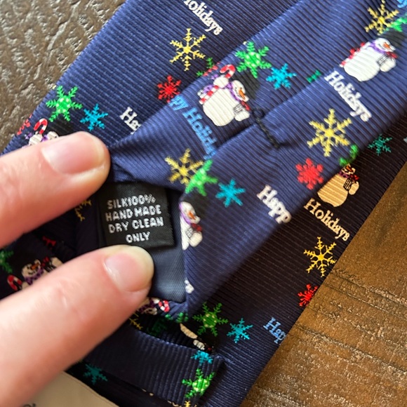 Happy Holiday Snowmen Tie - Picture 3 of 4